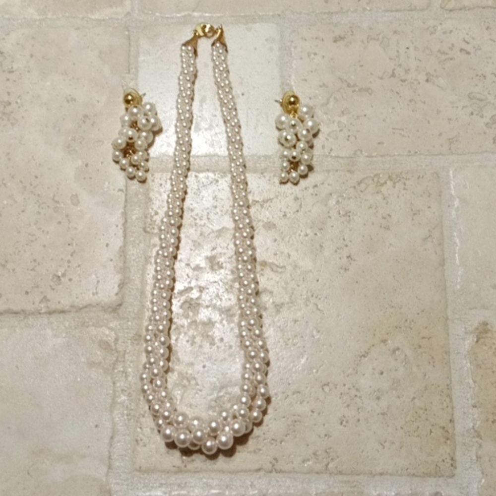 NWOT faux pearl twisted necklace with matching earrings